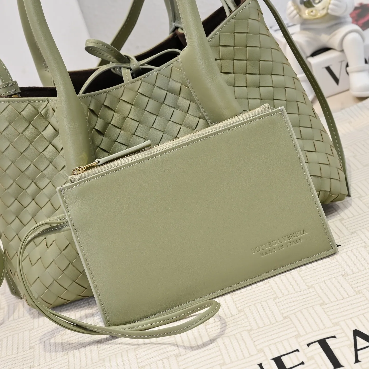 Batch 1760 BOTTEGA VENETA 2025 new product pinacoteca has super soft leather, and the weaving function, practicality and relaxed fashion sense have not fallen behind❤️‍🔥Amway has given sisters a must-have bag when going out. The size of the bag also accurately meets the commuting needs of urban beauties. It can accommodate mobile phones, keys, lipstick, powder, sunscreen, shopping bags...all of it! ! ! 🔥The capacity should not be underestimated~ It does not choose people, clothes, or occasions. With its majestic curved outline, exquisite woven texture, delicate edges and rounded handles, this woven vegetable basket bag truly achieves the goal of "dressing up and being fashionable without getting in the way"~ Are you interested in Jimei? Style number: 9004 Size: 24*15*12cm